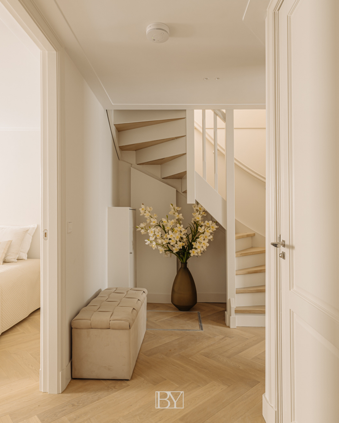 Home staging van een lichte ruimte met neutrale inrichting Verkoopgerichte styling van woonkamer met moderne elementen Sfeervolle presentatie van gestylede woning voor verkoop